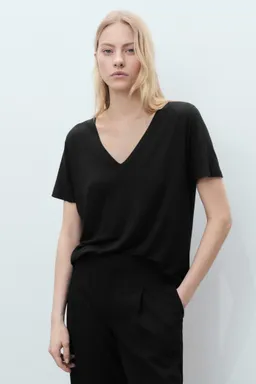 Remera cuello pico de Mango en Remeras para argentina
