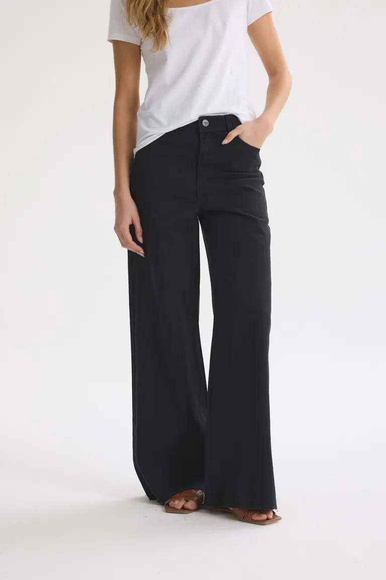 Pantalones anchos de jean con diseño cómodo y versátil para la mujer moderna de Akiabara en Pantalones para argentina