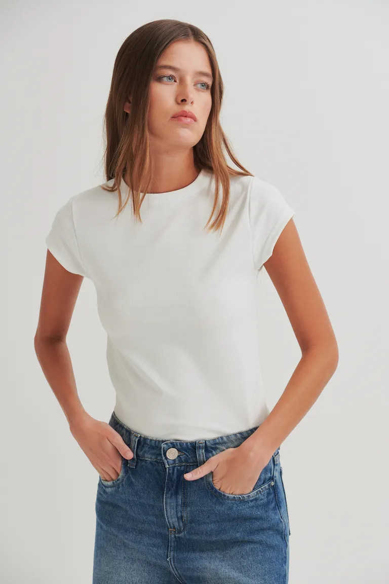 Remera de corte clásico y color suave en celeste, prenda básica y versátil para el estilo diario de Sweet en Remeras para argentina