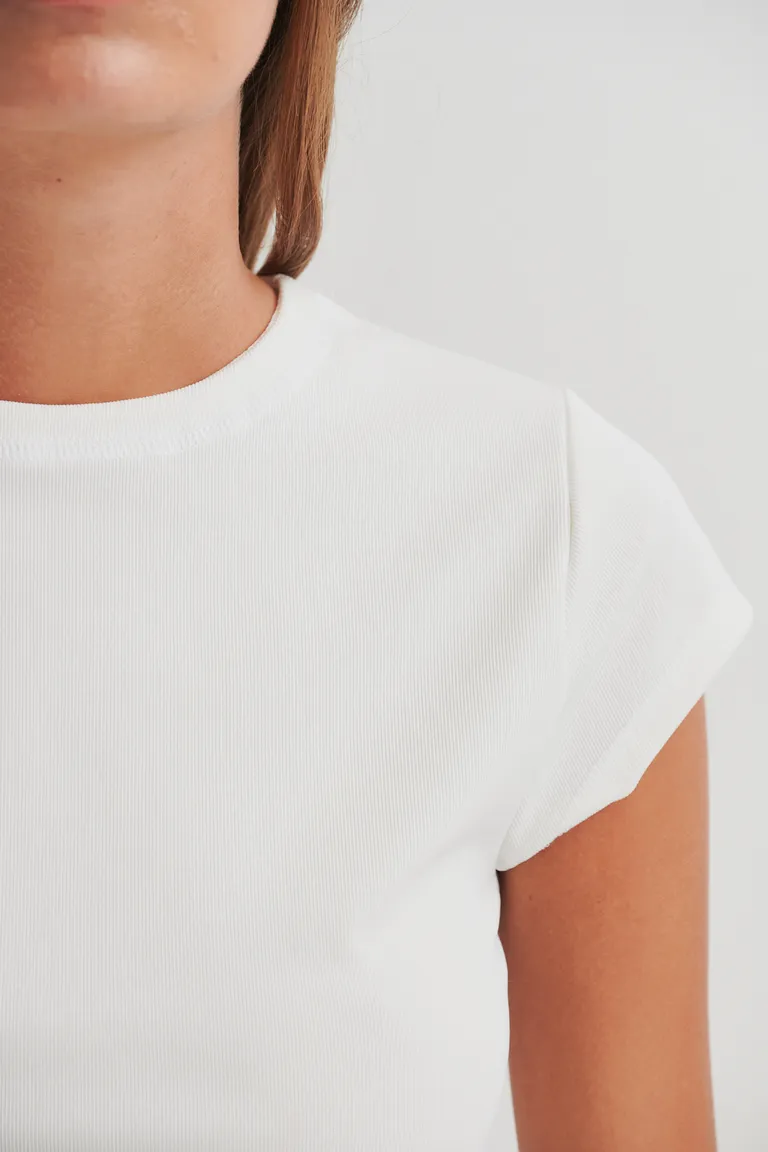 Remera de corte clásico y color suave en celeste, prenda básica y versátil para el estilo diario de Sweet en Remeras para argentina