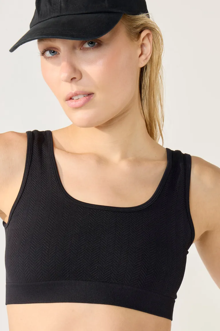 Top negro sin costuras, diseño deportivo y moderno para mujeres de Cuesta Blanca en Tops para argentina
