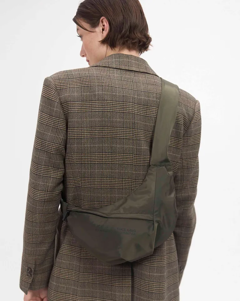 Bandolera de nylon en color verde con detalles negros y bolsillos prácticos de Prüne en Bolsos y Carteras para argentina