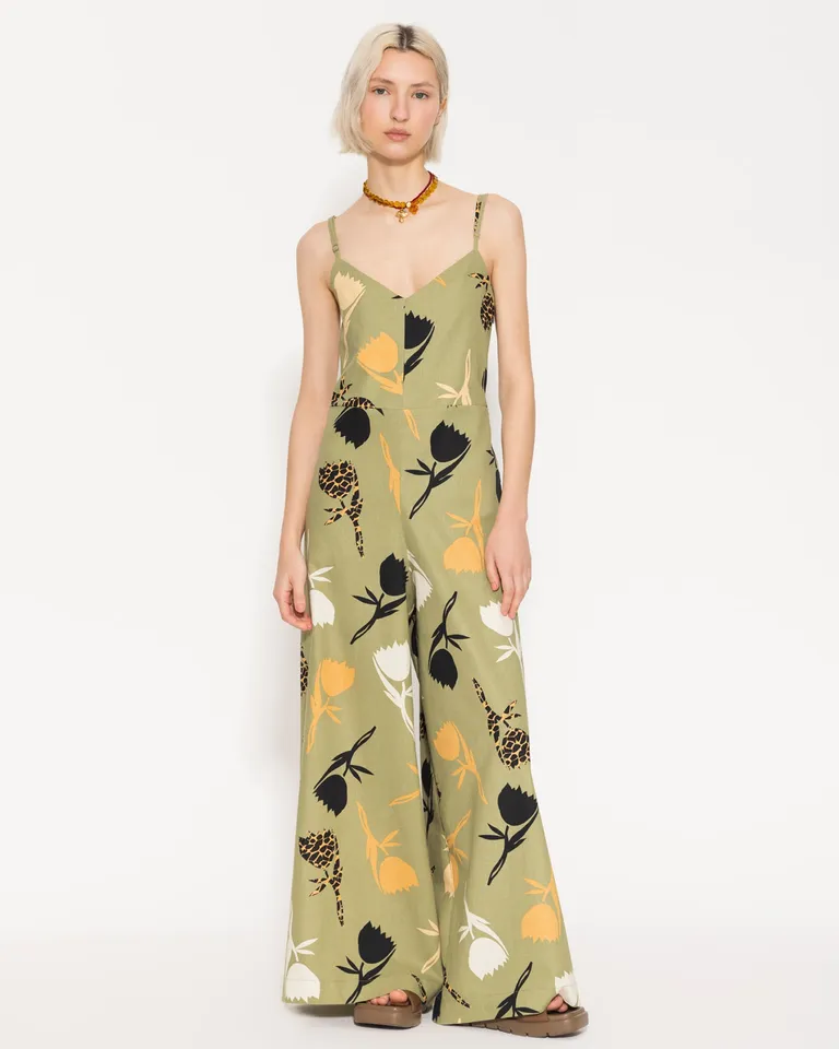 Mono verde con estampado floral y escote en V, diseño ajustable y bolsillos laterales de Jazmin Chebar en Monos para argentina