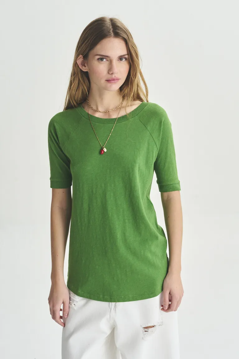 Remera raglan verde con diseño moderno y práctico para mujer de Akiabara en Remeras para argentina