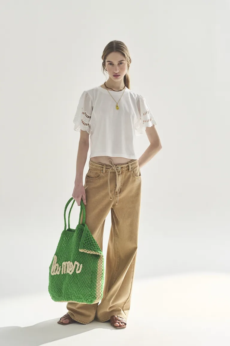Remera blanca de corte básico y manga corta para mujer de Akiabara en Remeras para argentina