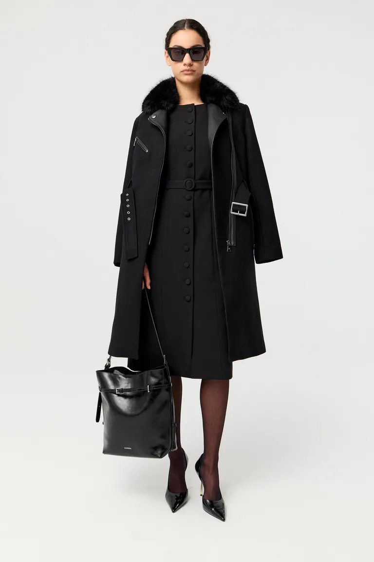 Vestido midi de sastrería con botones frontales y cinturón ajustable de Markova en Vestidos para argentina