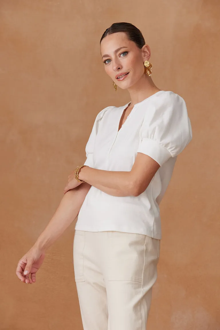 Remera blanca de corte holgado con mangas cortas estilo princesa y cuello mao de Indiastyle en Remeras para argentina