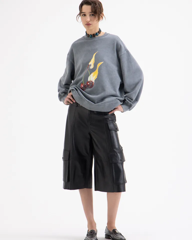 Buzo de cuello redondo con calce amplio, mangas largas y detalle de estampa en el frente de Jazmin Chebar en Buzos y Sweaters para argentina