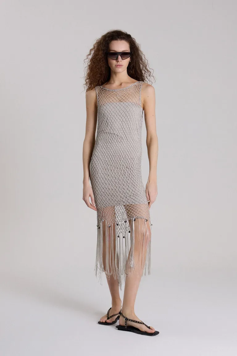 Vestido de red tejida con flecos en plata, largo midi y diseño elegante de Maria Cher en Vestidos para argentina