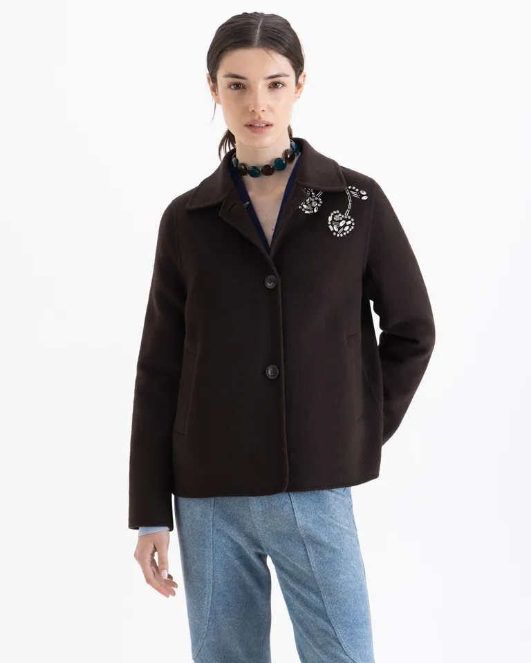 Chaqueta con bordado de piedras decorativas y cierre de botones grabados de Jazmin Chebar en Chaquetas para argentina