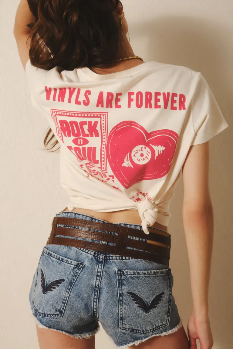 Remera de estilo retro y rockero para mujer con estampa gráfica de Rapsodia en Remeras para argentina