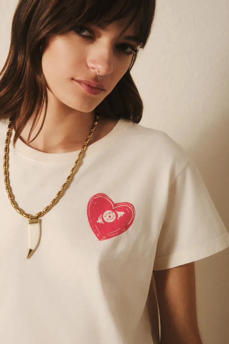 Remera de estilo retro y rockero para mujer con estampa gráfica de Rapsodia en Remeras para argentina