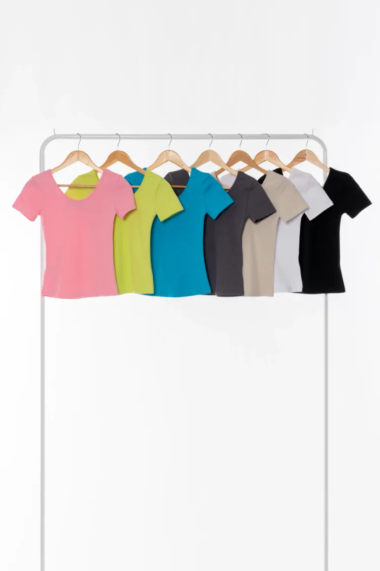 Remera hank - Prenda básica y versátil para el armario de la mujer moderna de Apricot en Remeras para argentina