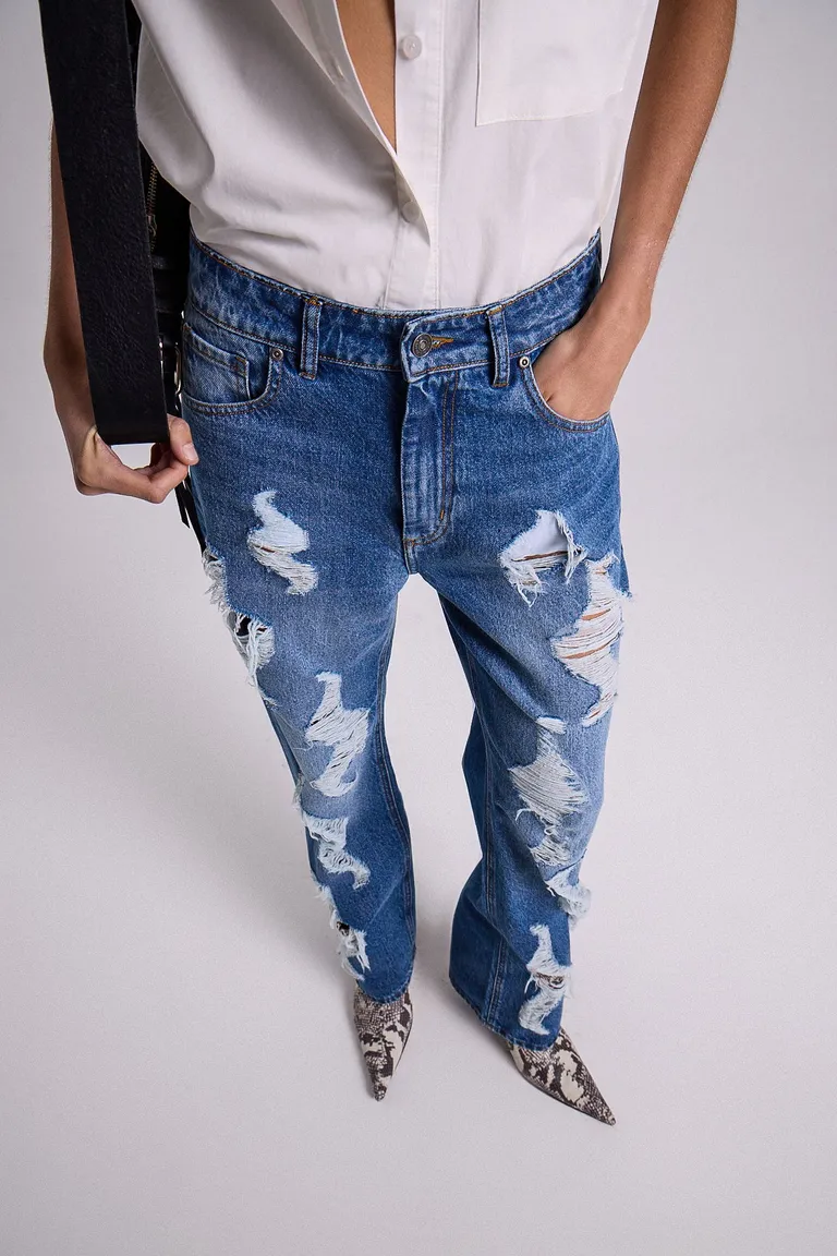 Pantalones vaqueros rectos con roturas onduladas, un estilo 90´s renovado de Maria Cher en Pantalones para argentina