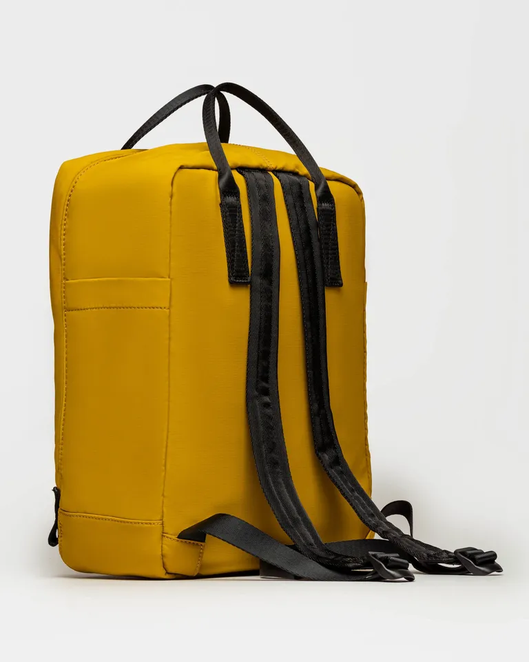 Mochila forest de nylon cordura con herrajes en gun niquel y cinta polyestér negra de Prüne en Mochilas para argentina