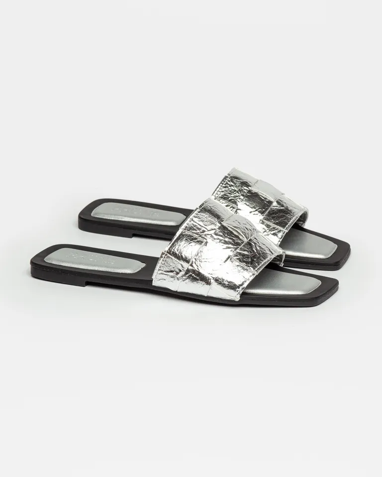 Sandalias planas de diseño entrelazado en efecto metalizado de Prüne en Sandalias para argentina