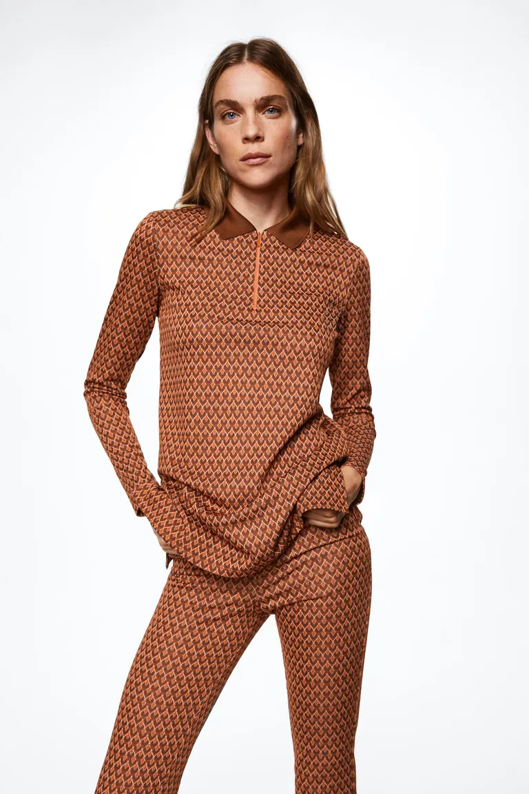 Pantalón flare estampado de Mango en Pantalones para argentina