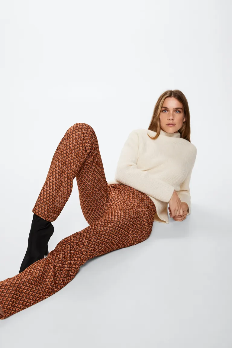 Pantalón flare estampado de Mango en Pantalones para argentina