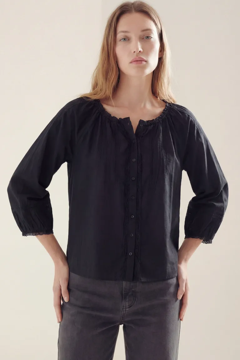 Blusa con escote fruncido y botones frontales de manga tres cuartos de Akiabara en Blusas para argentina