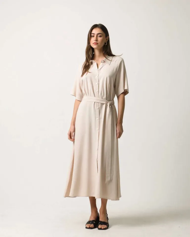 Vestido de lino camisero beige con frunces en la cintura y lazo de Hesed en Vestidos para argentina