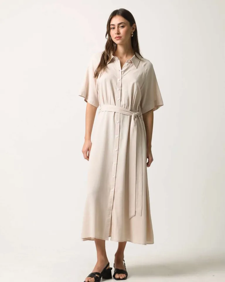 Vestido de lino camisero beige con frunces en la cintura y lazo de Hesed en Vestidos para argentina