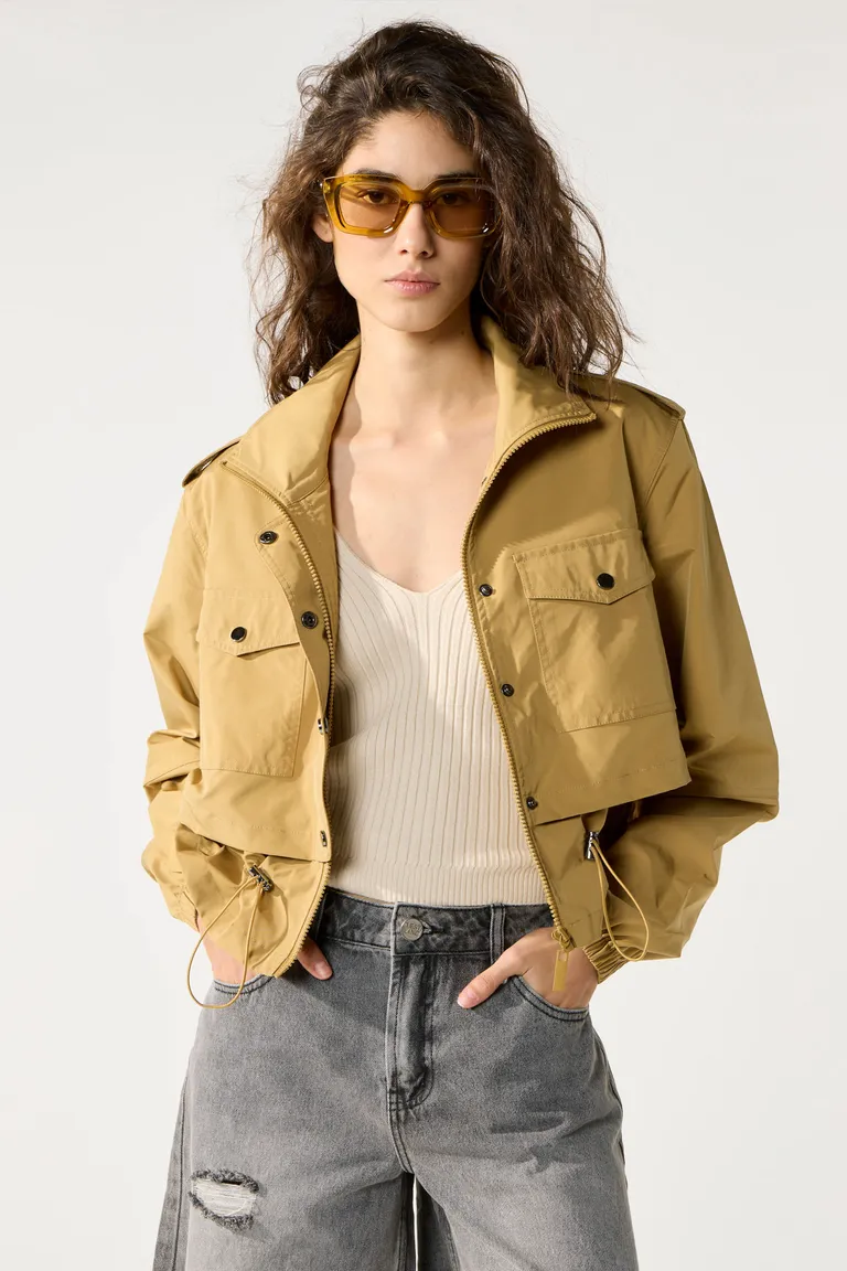 Chaqueta crop de mangas largas con charreteras y bolsillos plaqué de Cuesta Blanca en Chaquetas para argentina