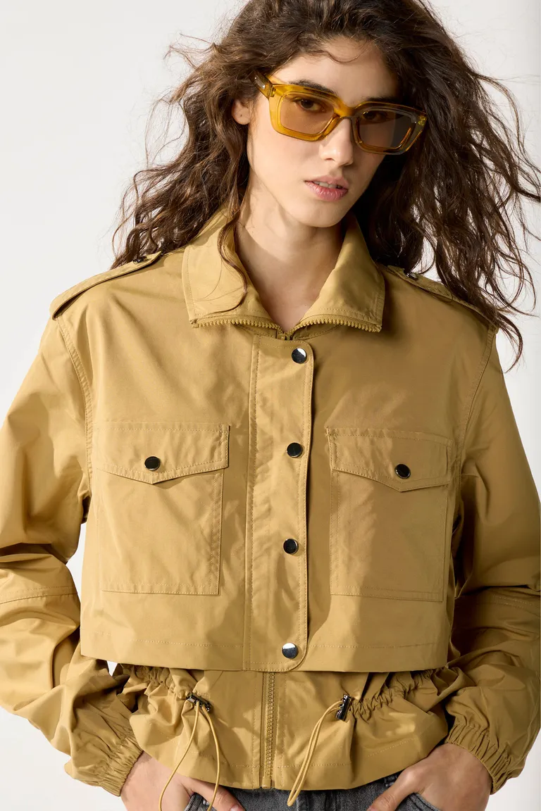 Chaqueta crop de mangas largas con charreteras y bolsillos plaqué de Cuesta Blanca en Chaquetas para argentina