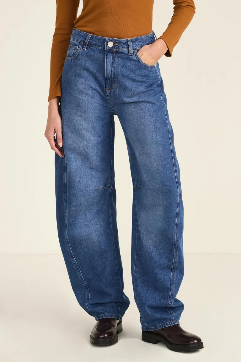 Pantalón tiro alto estilo slouchy con pinzas en rodillas y dobladillo inferior de Cuesta Blanca en Pantalones para argentina