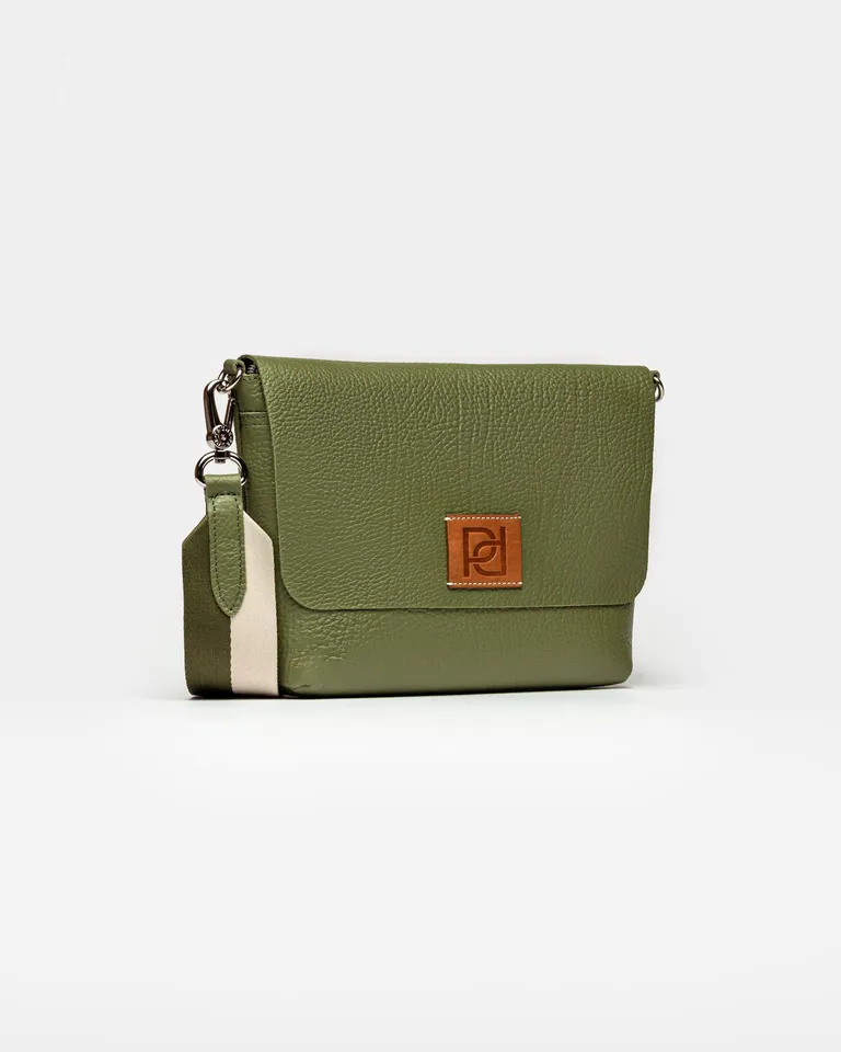 Bolso de Mujer en Cuero Graneado Verde con Solapa y Detalles de Marca de Prüne en Bolsos y Carteras para argentina