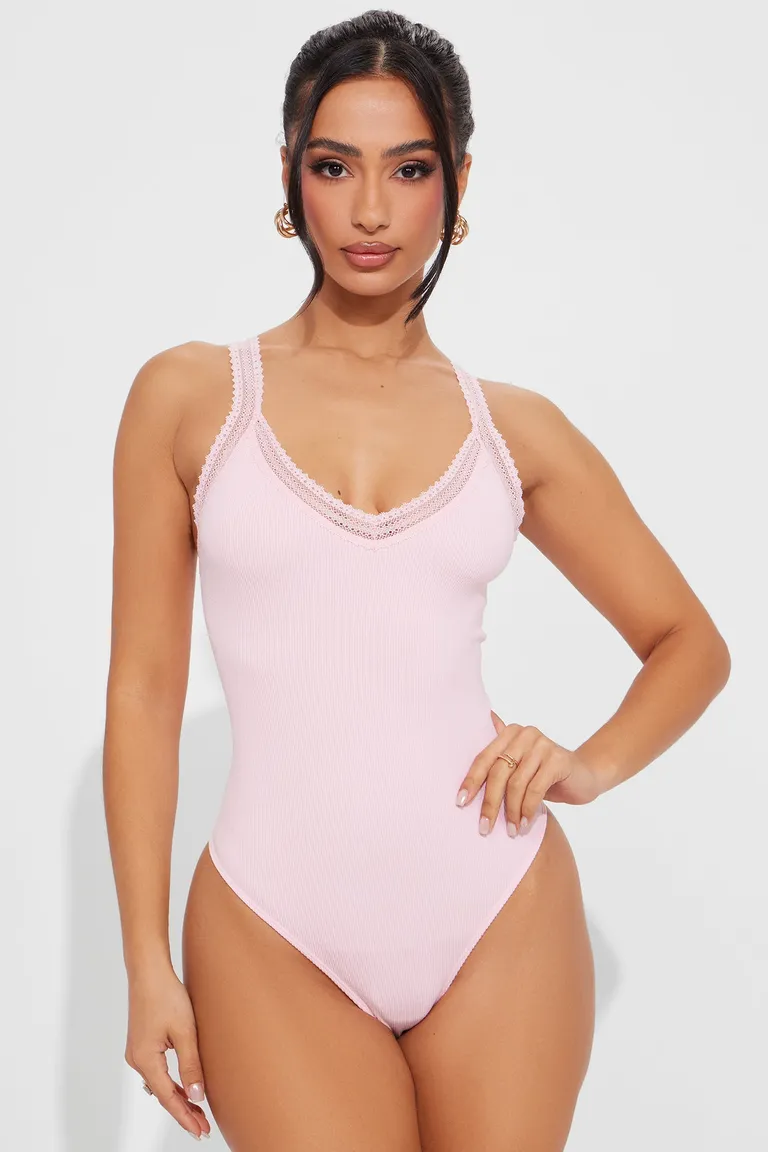 Bodysuit minnie encaje cuello v de Fashion Nova en Bodies para argentina