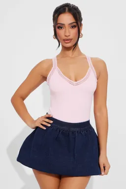 Bodysuit minnie encaje cuello v de Fashion Nova en Bodies para argentina