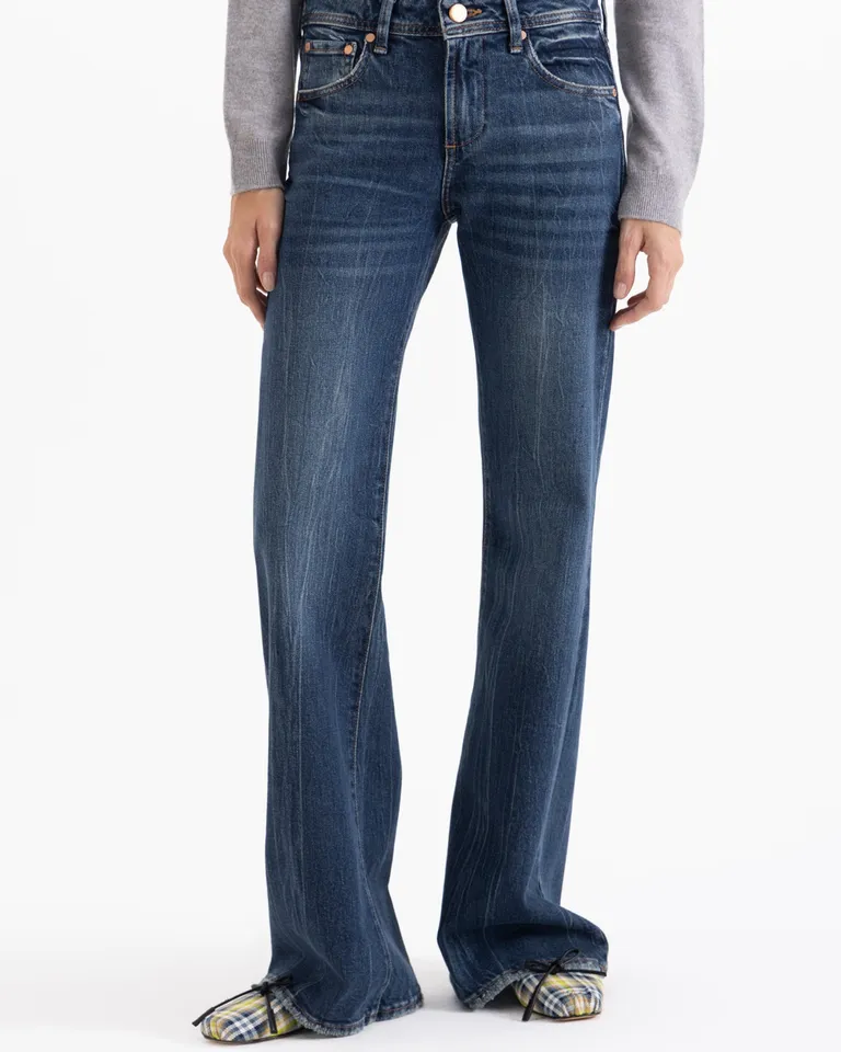 Pantalón de denim tipo bootcut con tiro medio bajo y lavado con contrastes de Jazmin Chebar en Pantalones para argentina