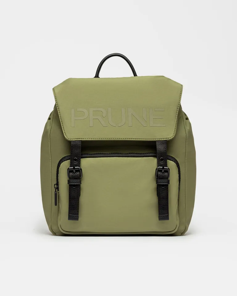 Mochila ligera y versátil en tono verde oliva con logo impreso de Prüne en Mochilas para argentina