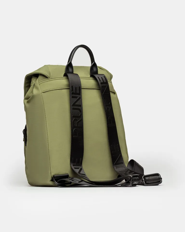 Mochila ligera y versátil en tono verde oliva con logo impreso de Prüne en Mochilas para argentina