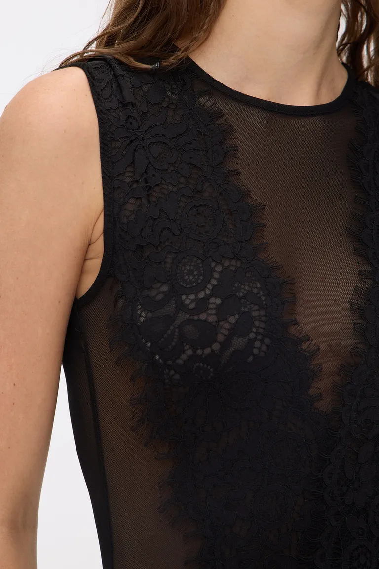 Body sin mangas de microtul con detalles de encaje y cuello redondo de Cuesta Blanca en Bodies para argentina