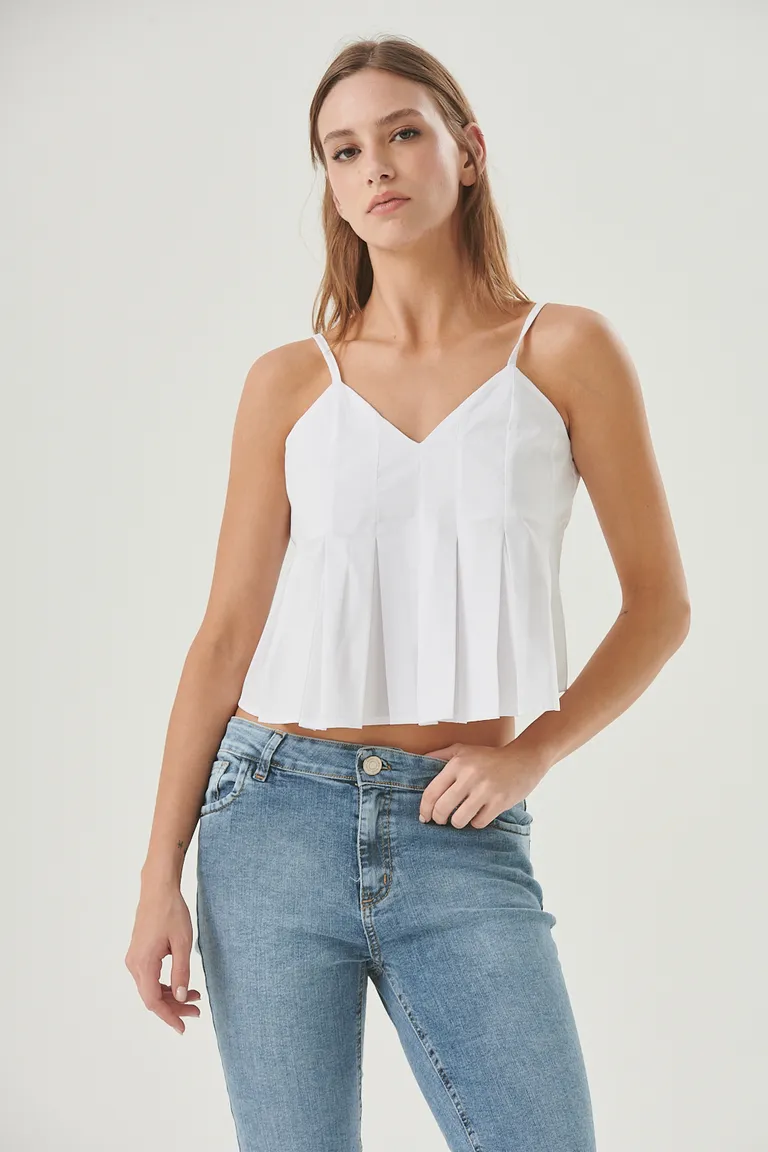 Top blanco de diseño fresco y elegante con breteles ajustables y tablas en el frente de Sweet en Tops para argentina