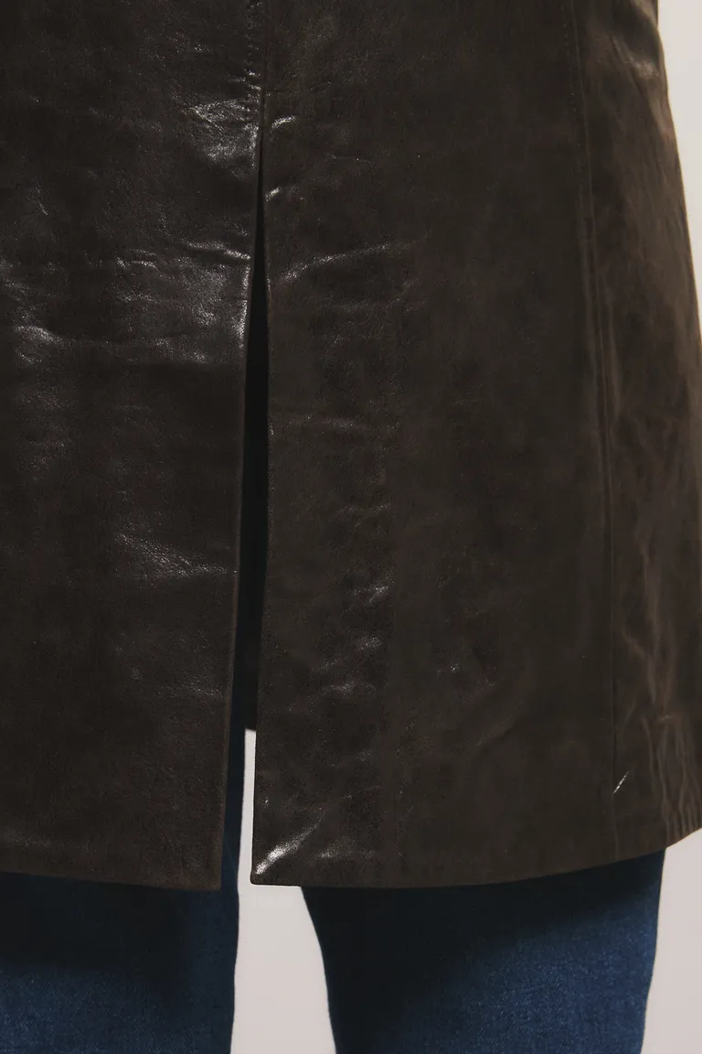 Abrigo largo con cuello solapa y bolsillos delanteros, cierre central con botones y terminación con acabado brillante de Kosiuko en Tapados para argentina