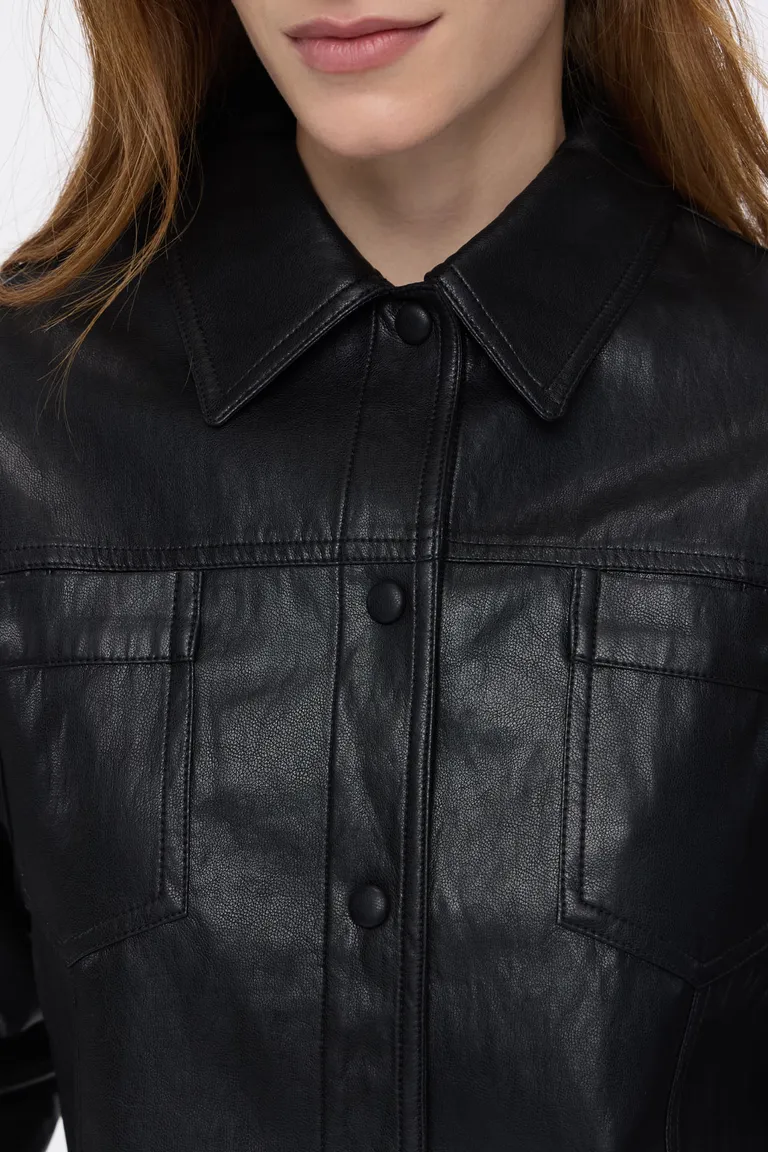 Chaqueta corta con cierre frontal de botones y bolsillos delanteros de Cuesta Blanca en Chaquetas para argentina