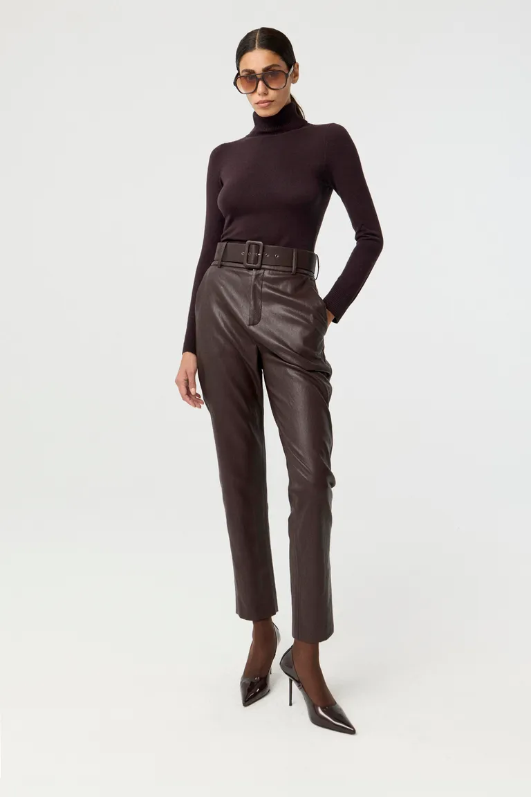 Polera tejida de cuello alto con mangas largas y calce anatómico ajustado al cuerpo de Markova en Buzos y Sweaters para argentina