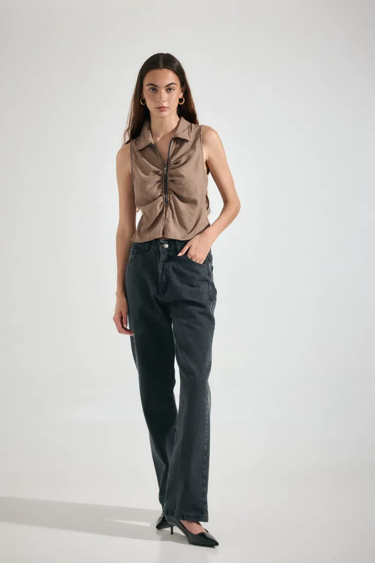 Top musculosa con cuello de camisa en crepe arrugado con cierre delantero de Audaz en Tops para argentina