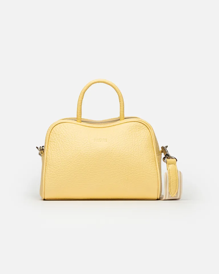 Cartera de mano amarilla con diseño moderno y curvas en cuero graneado de Prüne en Bolsos y Carteras para argentina