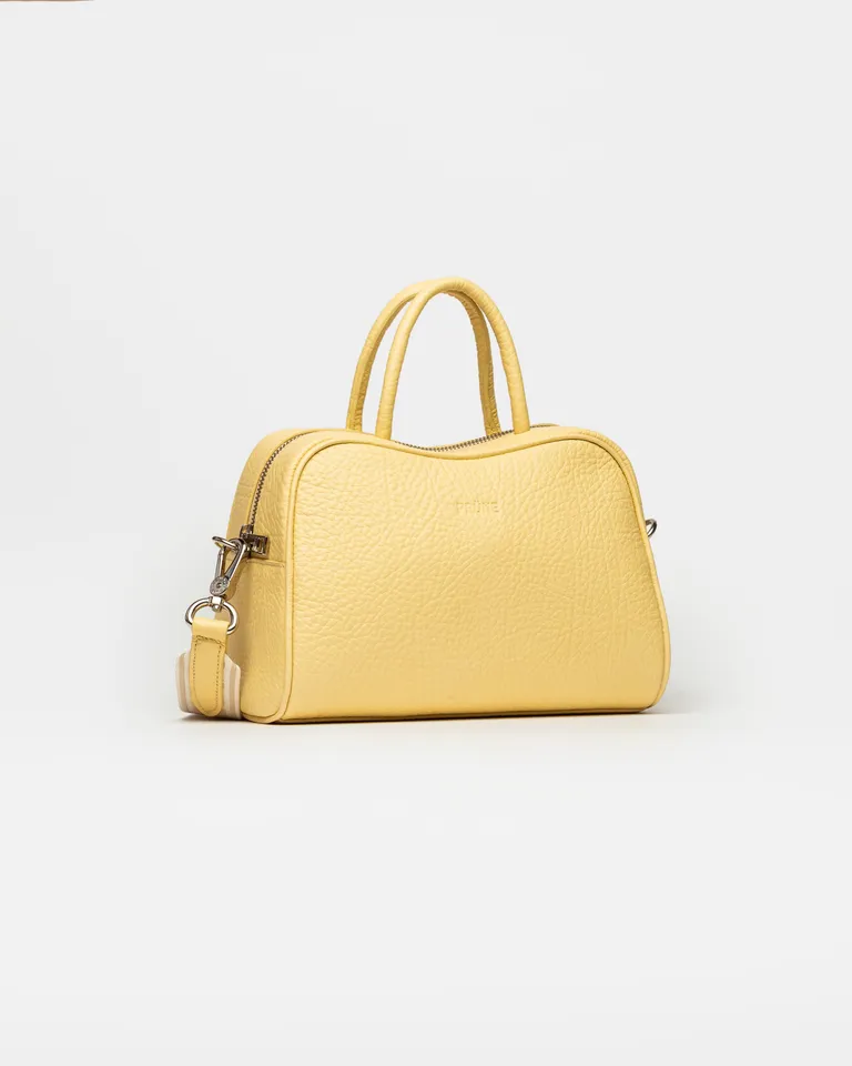 Cartera de mano amarilla con diseño moderno y curvas en cuero graneado de Prüne en Bolsos y Carteras para argentina