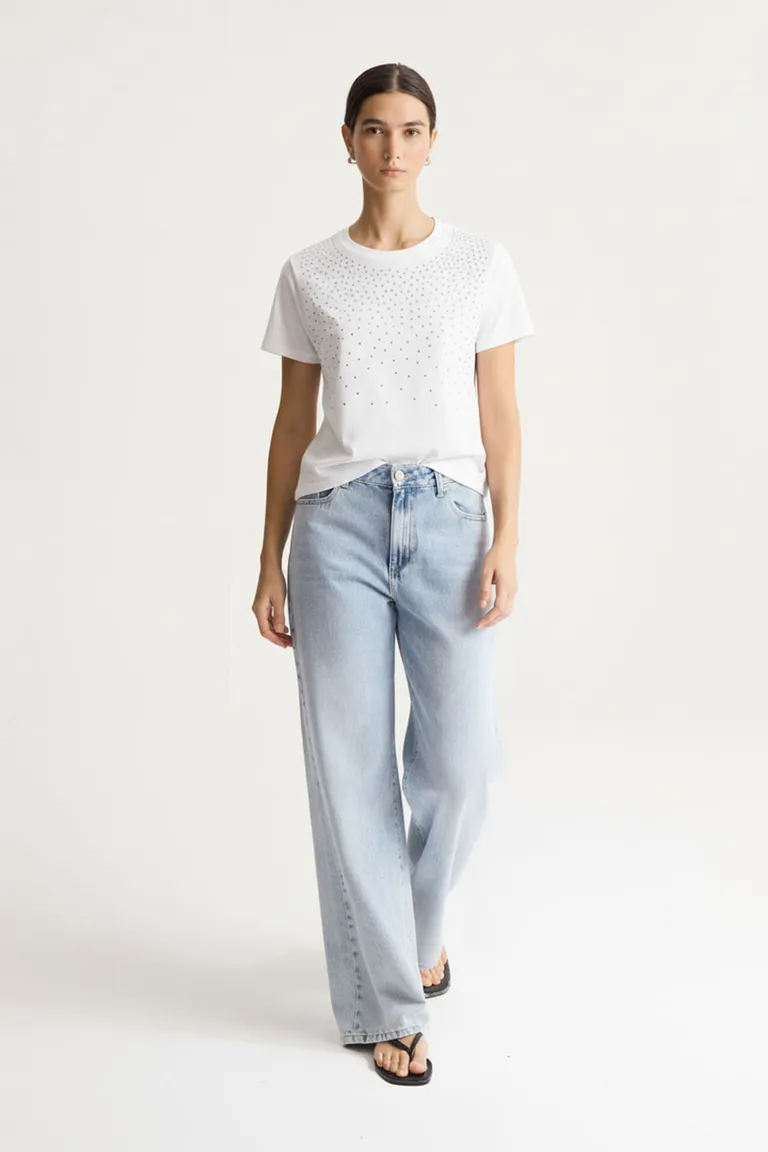 Remera blanca con tachas metálicas - Prenda versátil y elegante para el día a día de Portsaid en Remeras para argentina