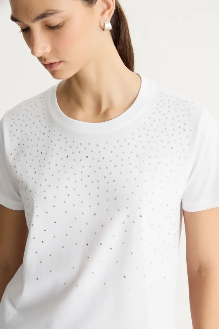 Remera blanca con tachas metálicas - Prenda versátil y elegante para el día a día de Portsaid en Remeras para argentina