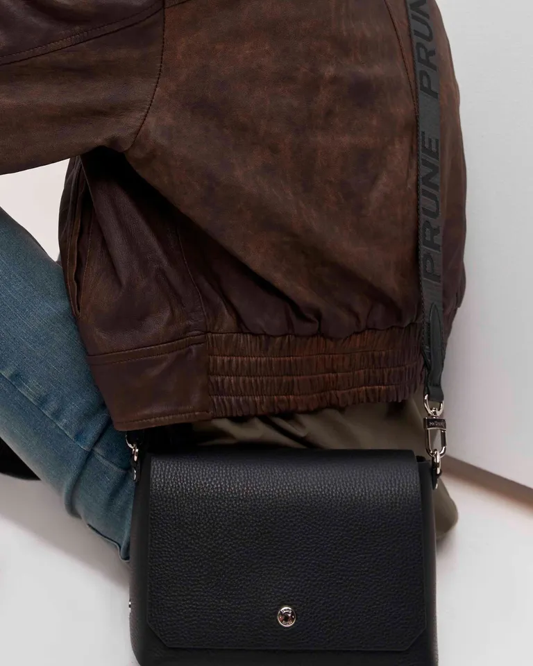 Bolso de cuero granulado en color negro, diseño rígido y elegante para múltiples usos de Prüne en Bolsos y Carteras para argentina