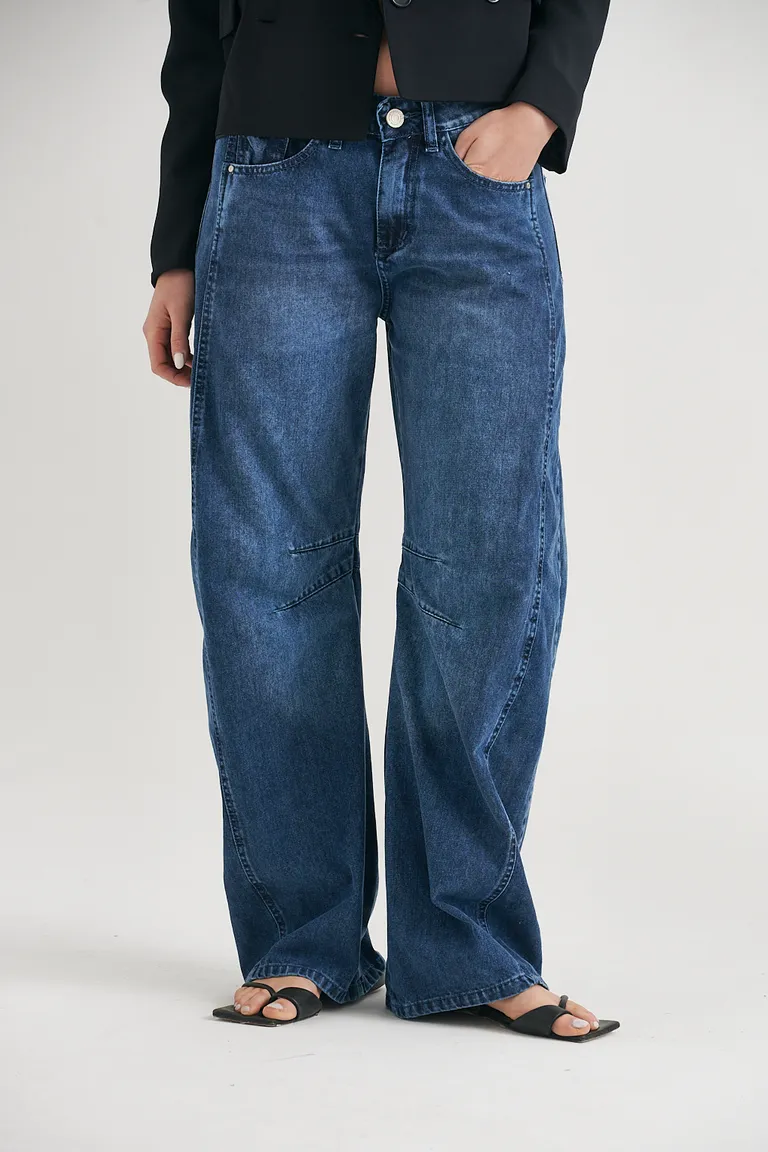 Pantalones barrel anto de corte amplio y pinzas marcadas para un look urbano y canchero de Sweet en Pantalones para argentina