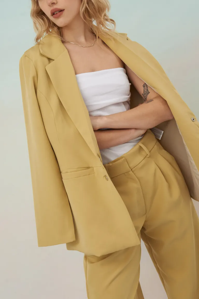 Blazer amarillo de corte clásico, diseño versátil para mujer de Apricot en Blazers para argentina