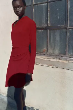 Vestido asimétrico drapeado de Mango en Vestidos para argentina