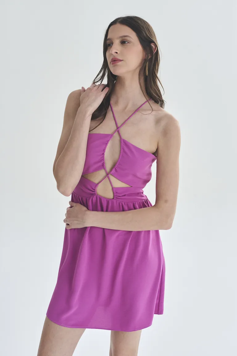 Vestido corto rosa con escote pronunciado y diseño ceñido para una silueta elegante de Akiabara en Vestidos para argentina