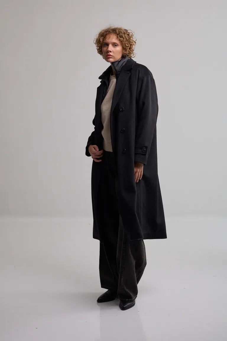 Tapado largo de corte sastrero con cuello desmontable y cierre frontal con botones de Kill en Tapados para argentina